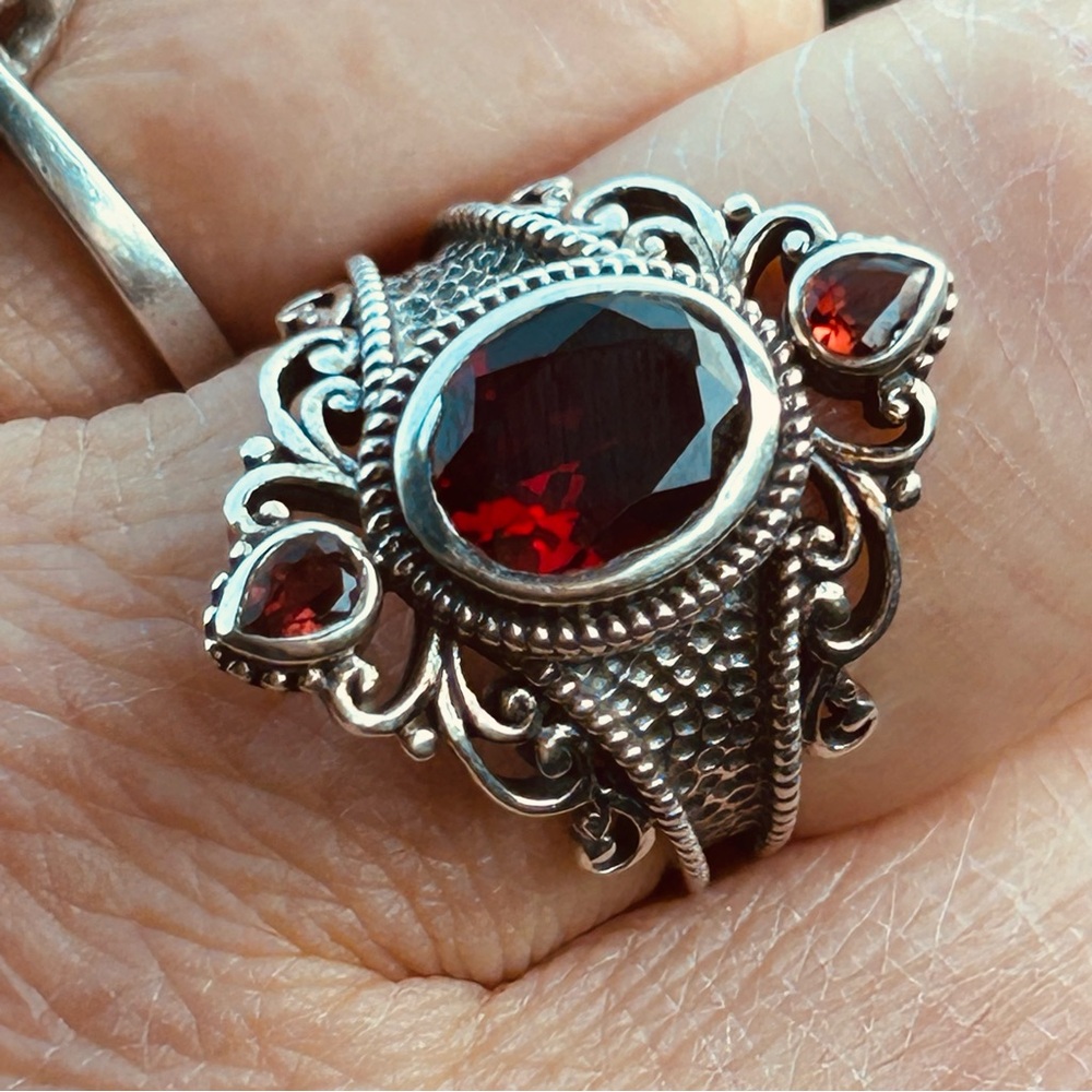 Beautiful Garnet set in sterling silver ring size 9 - Picture 8 of 8